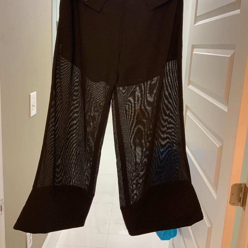 Black Capri pants